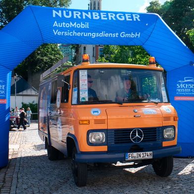 Start der Sächsischen Meisterclassic mit Carli, dem umgebauten Messetransporter der Innung Sachsen-West/Chemnitz, ein Daimler Benz LF 408 G, Bj. 1974. (Bild: Holger Zietz - VCG)