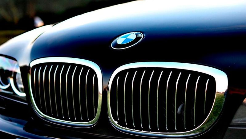 Bei günstigen Angeboten, die deutlich vom Marktwert abweichen, sollten Autohändler generell misstrauisch sein, rät der ZDK. Aktuell versuchen Betrüger, Autohändler mit sofort verfügbaren günstigen Restposten hereinzulegen. (Bild:  frei lizenziert /  Pixabay)