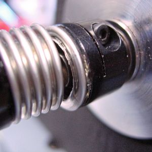 Diese Balgkupplung hat bei einer der tiefen Falten versagt und veranschaulicht, was bei übermäßiger Verlagerung der Wellen passieren kann. Dieser Kupplungsausfall tritt bei Verlagerungen auf, die über die zulässigen Betriebsparameter der Kupplung hinausgehen, oder bei nicht ordnungsgemäßem Einbau der Kupplung, wenn sich die Verlagerung (selbst innerhalb der zulässigen Grenzen) nicht gleichmäßig über die Bälge verteilt.(Bild:  Ruland)