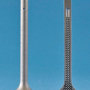 Bild 1: Oberfläche und Querschnitt des im SLM-Verfahren gefertigten Versuchsventils. Die Gitterstruktur im Inneren ermöglicht eine hohe Gewichtseinsparung.