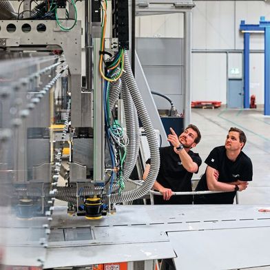 V-förmigen Rillen, die sogenannten Riblets, werden direkt in den Lack eingebracht. Sie reduzieren den Gesamtwiederstand um 50 Prozent, dies resultiert in einer enormen Treibstoffeinsparung. (Bild: Trumpf)