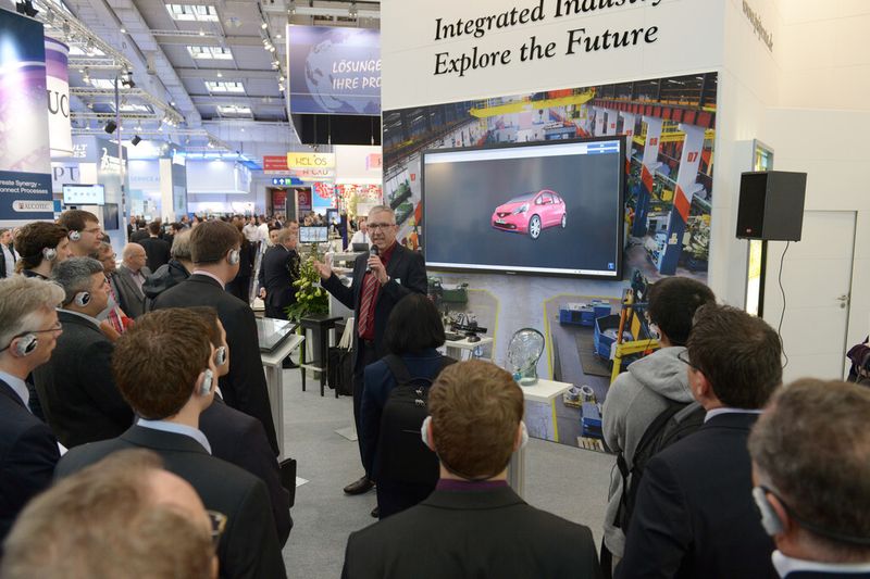 34 % der vom VDE befragten Unternehmen sind bereits konkret mit dem Thema Industrie 4.0 befasst. Allerdings befinden sich davon 70 % noch in der Beobachtungs- bzw. Analysephase. (Bild: Deutsche Messe)