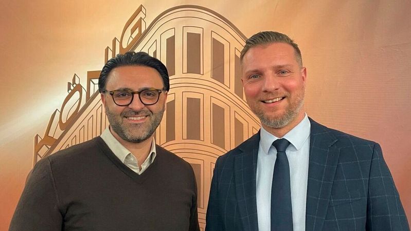 Sixt ist Partner für die Versorgung mit Werkstattersatzwagen bei der König-Gruppe. Nima Kalantari (l.), Sixt, und Alexander Michalsky, Autohaus König, freuen sich auf die Zusammenarbeit.(Bild:  Sixt)