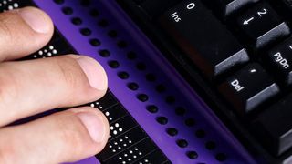 Hardware-seitig wird die Zugänglichkeit digitaler Inhalte durch spezielle Geräte gewährleistet, im Internet und bei Apps muss die Barrierefreiheit Software-seitig unterstützt werden. (© zlikovec - Fotolia.com)