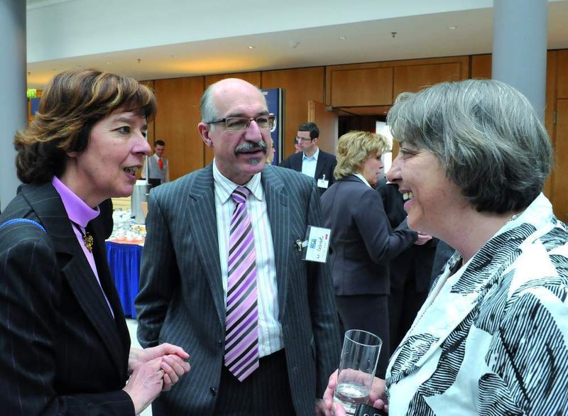 Mediaberaterin Doris Kümmet (re.) unterhielt sich angeregt mit Walter Schiel von der Firma S&S Internet Systeme GmbH und seiner Frau Gisela. (Archiv: Vogel Business Media)