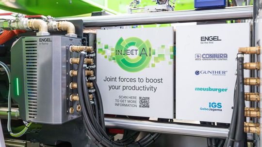 Temperature control in focus: The e-flomo U monitors and regulates flow rates in individual temperature-control circuits. It can be seen working on the autonomous injection moulding cell at the stand, demonstrating how new ultrasonic manifolds are integrated into iQ flow control.(Source:  Engel)