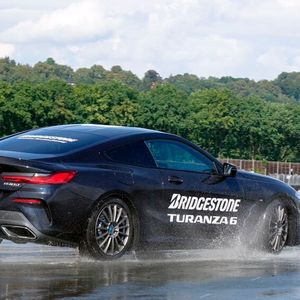 Auch wenn es in diesem Sommer lange sehr trocken war, kann plötzlicher Starkregen in Sekundenschnelle für überflutete Straßen sorgen.(Bild:  Rosenow – »kfz-betrieb«)