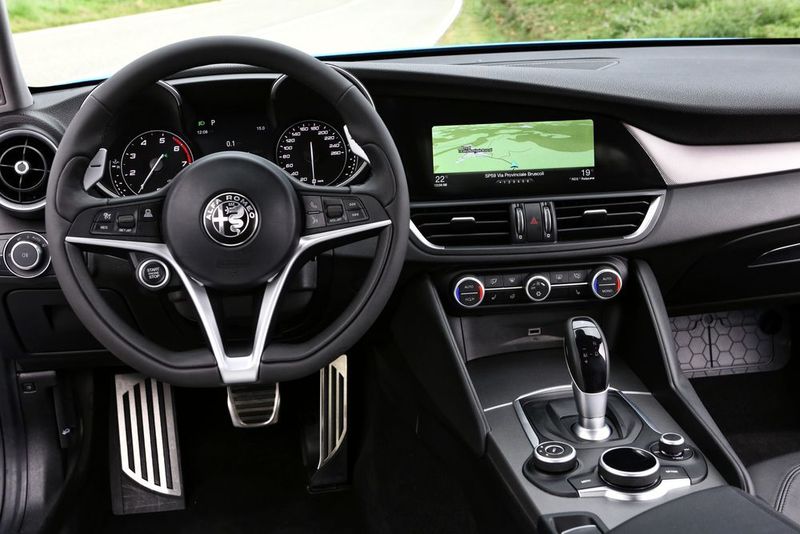Zwar ist der Veloce recht komplett ausgestattet, doch Luxus- oder Sportpakete werden so manchen Kunden schwach werden lassen. (Alfa Romeo)