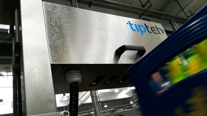 Das slowenische Unternehmen Tipteh hat für die schnelle und vollautomatisierte Prüfung von Leergut eine Prüfanlage mit Laser-Linien-Triangulatoren entwickelt, die bereits zur Eingangskontrolle der Kästen eingesetzt wird.  (Micro-Epsilon)