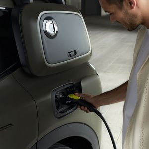 Die Seitentasche über der Ladedose ist optionales Zubehör. Ober der neue Smart #5 400 oder 800 Volt Akkuspannung haben wird, ist noch nicht bekannt.(Bild:  Smart)