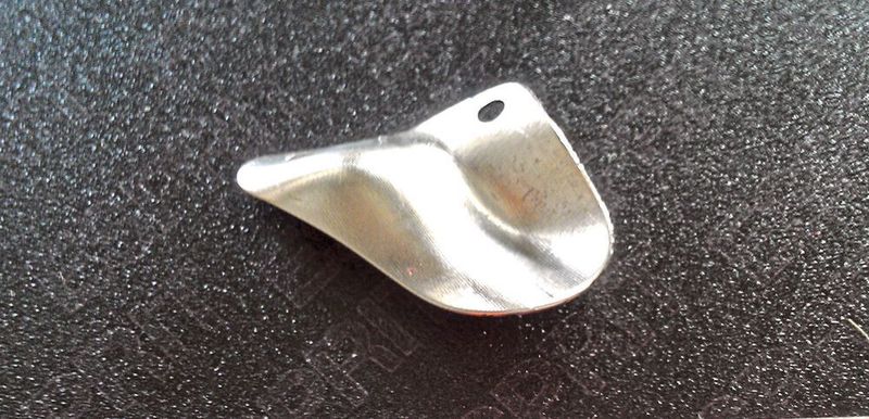 Ein Kobalt-Chrom-Implantat, das auf einer 5-Achs-Mazak-​Drehmaschine bearbeitet wurde. Es ist schwierig, dieses Teil zu bearbeiten, da das Teil vollständig mit kleinen Schaftfräsern bearbeitet werden muss. (Esprit)