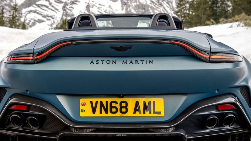 Wie es sich für einen Aston Martin gehört, entlässt der V8 die Abgase über vier Auspuffrohre in die Umwelt. (Bild: Aston Martin)