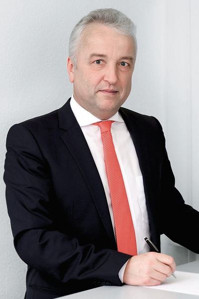 Generationenwechsel eingeläutet: Bei der Lenord, Bauer & Co. GmbH hat sich mit Wirkung zum 1. Januar 2018 die Gesellschafterstruktur geändert. Die Firmengründer und Gesellschafter Hans Look und Dieter Westerhoff haben ihre Unternehmensanteile an die Familie Lenord übergeben. Stefanie Hojer, Dr. Oliver Lenord und Dr. Matthias Lenord halten nun 78 % der Gesellschaftsanteile. Zusätzlich hat Lenord + Bauer Dipl.-Ing. MBA Paul Markus Bresser am 1. November 2017 zum Vorsitzenden der Geschäftsleitung berufen. (Lenord, Bauer & Co)