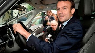 Frankreichs Präsident Emmanuel Macron am Steuer eines Renault. (Bild: Renault)