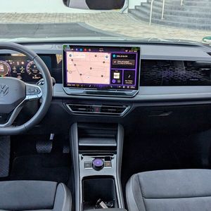 Wenig Eigenständigkeit zeigt der Tiguan auch bei der Gestaltung des Armaturenbretts – typischer VW-Stil mit großem, frei stehenden Berührbildschirm in der Mitte.(Bild:  Rosenow – VCG)