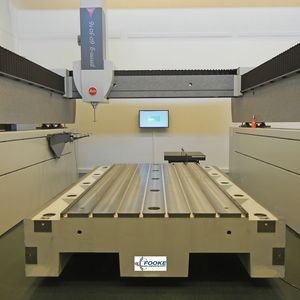 Bild 1: Messmaschine aus Hartgestein, Maschinenbett von der Firma Fooke aus Nanodur-Beton.