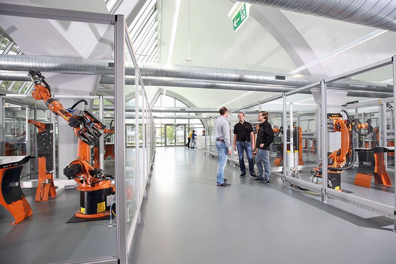 In Siegen hat Kuka einen neuen Standort eröffnet und bietet dort neben Schulungen auch über einen Showroom mit Demozellen. (Bild: Kuka)