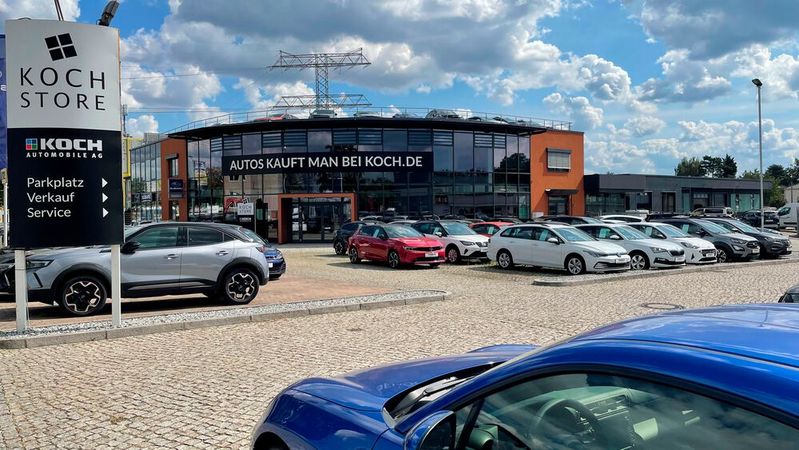 Der Koch-Store Nummer zwei liegt im Nordosten Berlins. Hier erwartet die Gebrauchtwagenkunden ein besonderes Kauferlebnis.(Bild:  Koch-Gruppe)