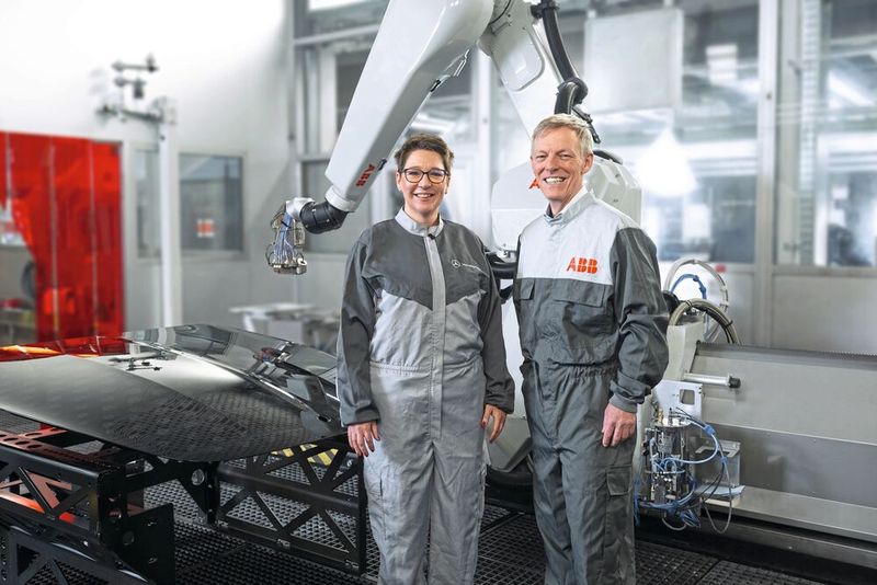Mehr Farbkombinationen und Motive – diesen Wünschen will Mercedes-Benz auch in Zukunft verstärkt nachkommen. Mit der Pixelpaint-Technologie von ABB verfügt der Automobilhersteller in seinem Werk in Sindelfingen über diese Möglichkeit. Von Links: Dr. Julia Schuchardt, Jörg Reger (Bild: ABB)