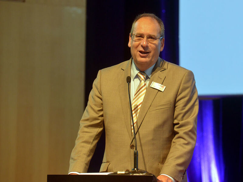 ekom21-Geschäftsführer Bertram Huke bei seiner Begrüßungsrede (ekom21)