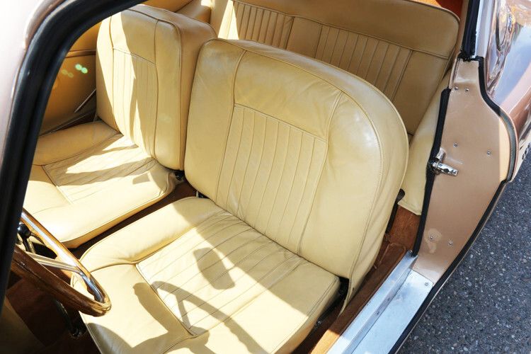 Innen bietet das viersitzige Coupé erstaunlich viel Raum auf bequemen Sesseln. (Foto: Fiat)