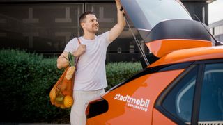 Zum Einkauf mal schnell mit dem Auto – Carsharing macht es möglich. In Deutschland wächst das Angebot weiter, wenn auch nicht mehr so stürmisch wie früher. (Bild: Stadtmobil)