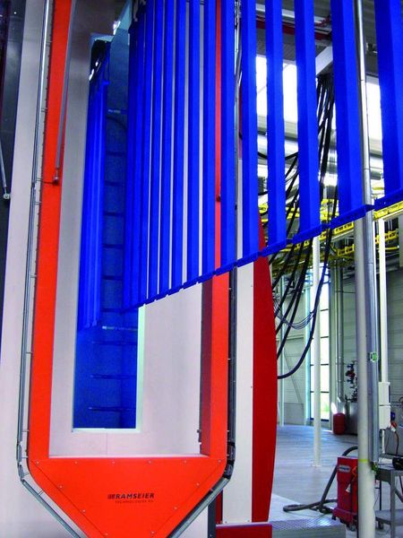 Finishing – das heißt lackieren, pulverbeschichten, einbrennen, abkühlen und je nach Farbe oder Größe puffern bevor die Traversen dann palettiert werden. Bild: Kuhn (Archiv: Vogel Business Media)