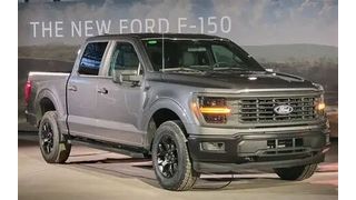 In den USA sind Pick-ups gefragt, wie etwa der Ford-F-150 hier. Deshalb wollte man auch ihn auf elektrisch getrimmt anbieten. Das hat leider gefloppt. Ford ändert deshalb seine Strategie beim Autobau und lenkt den Fokus unter anderem auf Hybridantriebe ... (Bild: Ford)