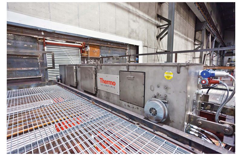 Thermo-Scientific- Sipro-Sondenbügel an einer Warmbreitband-Straße. Zu sehen ist der obere Bügelarm, in dem sich die beiden Röntgenquellen befinden. Das Detektor-Array befindet sich im unteren Bügelarm. (Bild: Thermo Fisher Scientific)