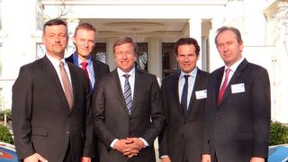BMW-Händlerverbandspräsident Michael Fritze mit Deutschland-Vertriebschef Peter van Binsbergen, Produktionsvorstand Oliver Zipse sowie Peter Reisacher und Rolf Heinzelmann, Vizepräsidenten des VDB (v.li.). (Foto: VDB)