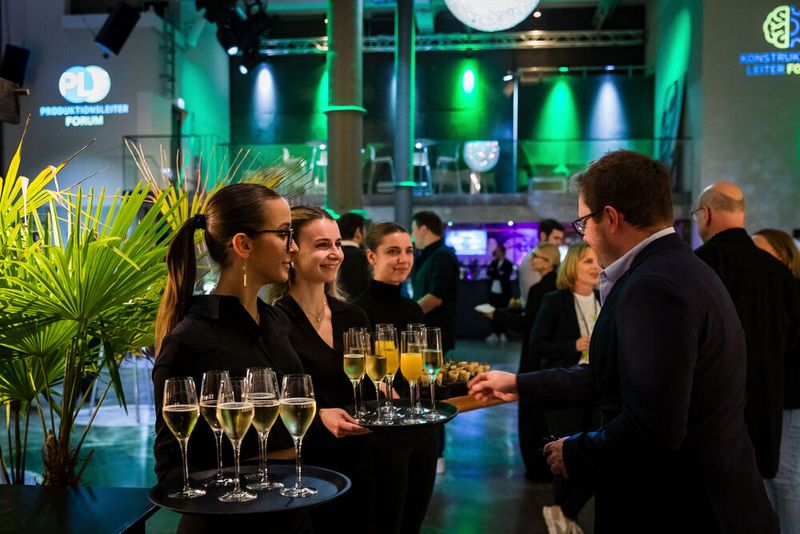 Bei der Abendveranstaltung am Vorabend der Veranstaltung im Maschinenhaus des Bürgerbräus Würzburg kamen bereits zahlreiche Teilnehmer bei gutem Essen und Trinken zusammen. Bereits hier gab es regen Austausch.  (Bild: Stefan Bausewein)