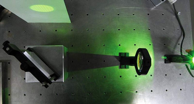 Eine neuartige Optikkomponente soll das Licht von Leuchtdioden gezielt dorthin lenken, wo es gebraucht wird. Bild: Fraunhofer IPT (Archiv: Vogel Business Media)