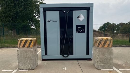 An seinem Standort in Bad Mergentheim erweitert Würth Industrie Service die Ladeinfrastruktur für elektrisch betriebene Lastkraftwagen.(Bild:  Verena Balles/Würth Industrie Service)