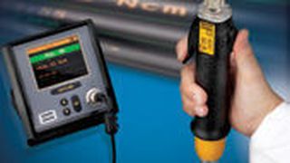 Für die ergonomische und prozesssichere Montage sehr kleiner Schrauben eignet sich der Microtorque-Ergo-Schrauber. Das zugehörige Messgerät speichert alle Daten.  (Bild: Atlas Copco Tools)