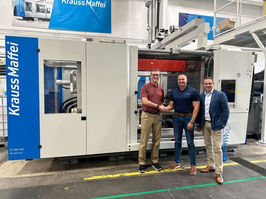 Nach fünf Jahren bei der Krauss-Maffei Corporation in den USA verlässt Nolan Strall (Mitte) das Unternehmen. Er übergibt an Brett Greenhalgh (ganz links). Ganz rechts steht Jörg Stech, Geschäftsführer von Krauss-Maffei Technologies (KMT).(Bild:  KMT)