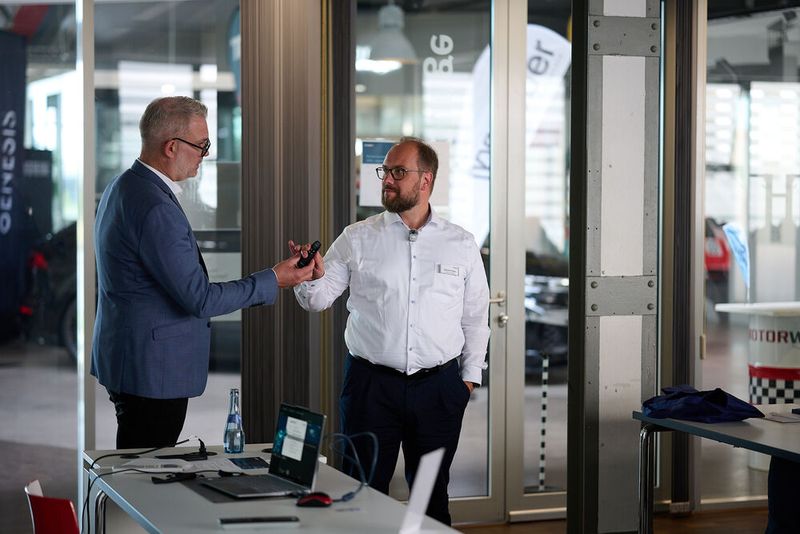Sebastian Weber mit Philipp Naujoks (beide Aagon) (Bild: Aagon)