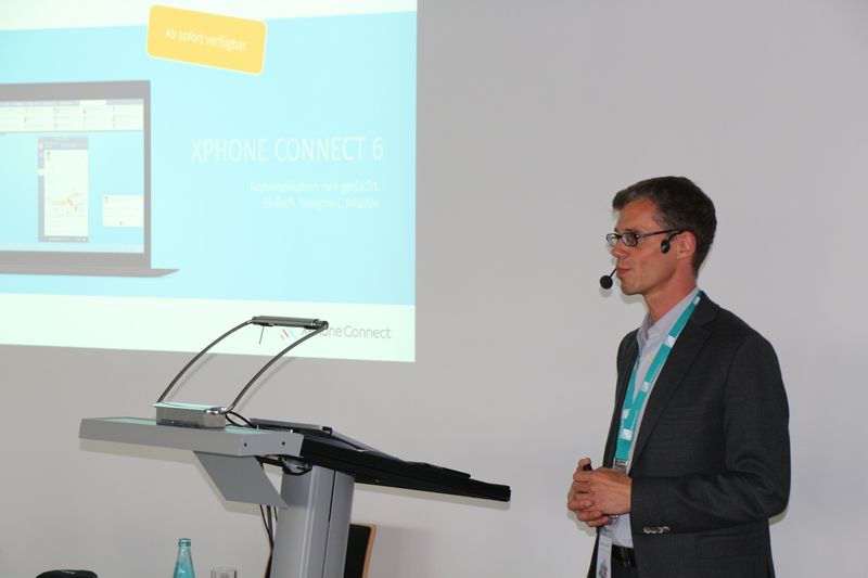 C4B-Vorstand Michael Schreier präsentiert XPhone Connect 6. (Bild: C4B)