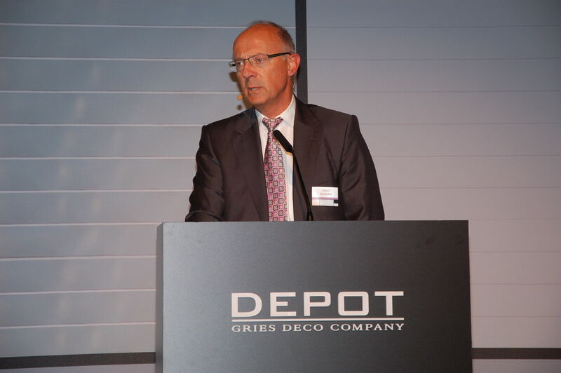 Hans Ziegler, Präsident und Delegierter des Verwaltungsrats der Swisslog Holding, gab das Versprechen seines Unternehmens für eine „lebenslange“ partnerschaftliche Zusammenarbeit beim Betrieb des neuen Depot-Verteilzentrums ab. (Bild: Maienschein)