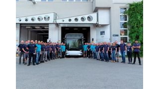 Zurecht stolz! Der erste vollelektrische Volta Zero von Volta Trucks rollt beim Partner Steyr Automotive aus der Montagehalle. Es ist das erste Fahrzeug der zweiten Generation aus Prototypen, lässt der Hersteller wissen. (Bild: Volta Trucks)