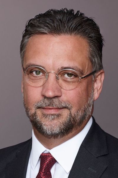 Seit dem 1. Oktober 2020 ist Wolfram Harnack neuer Geschäftsführer der Rohm Semiconductor Europe GmbH. Er berichtet direkt an Toshimitsu Suzuki, den Präsidenten des Unternehmens. Die Position wurde neu geschaffen. Zuvor war Harnack Präsident der European Semiconductor Division bei Mitsubishi Electric Europe.
Für Harnack bedeutet dies de facto eine Rückkehr zu Rohm, da er im Januar 2008 als Sales Director zum Halbleiterspezialisten kam. Davor war er zwölf Jahre lang für Toshiba Electronics Europe tätig. Im Jahr 2015 verließ er Rohm und wechselte zu Mitsubishi Electric. (Rohm)