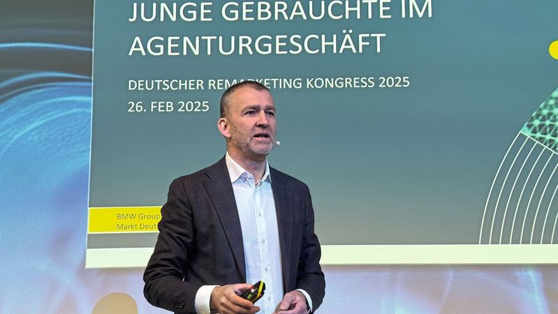 Christian Ach, Leiter Markt Deutschland der BMW Group, skizzierte auf dem Deutschen Remarketing Kongress 2025, welche Rolle Gebrauchwtagen im Agenturmodell des Herstellers spielen und wie der Konzern das Vertriebsmodell bei der Tochtermarke Mini weiterentwickelt, um es letztlich insgesamt einzuführen.(Bild:  Achter – VCG)