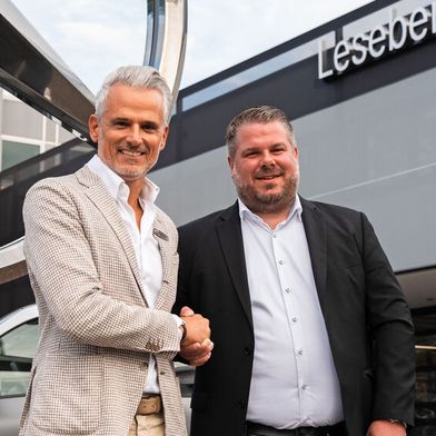Besiegeln den Zusammenschluss: (v. l.) Franco C. Barletta, Vorstandsvorsitzender Sternpartner, und Patrick Leseberg, Geschäftsführer Leseberg Automobile. (Bild: Sternpartner)