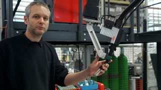 Schweißexperte Werner Karner hat bei Magna Steyr für die schwierigste Naht den CMT Advanced-Prozess eingeführt.  (Bild: Fronius)