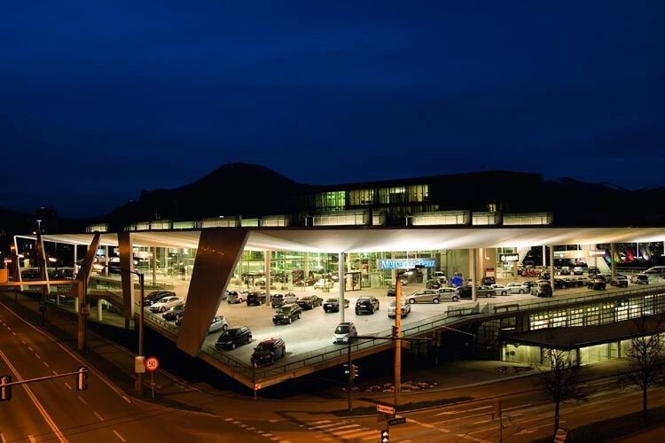 Mit einem beeindruckenden Bauwerk direkt neben dem Salzburger Flughafen beeindruckt die Konzernzentrale der Pappas-Gruppe die Besucher. Das Unternehmen, das mit Mercedes groß geworden ist, versteht sich mit 34 Betrieben in Österreich, Ungarn und Deutschland als europäischer Player. (Foto: Pappas)