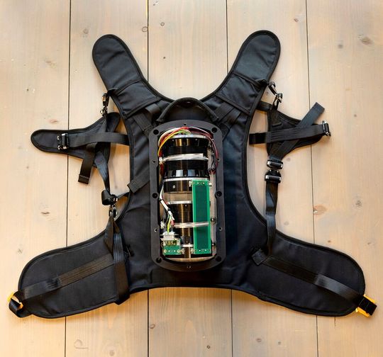Die clevere Technik im Rucksack wirkt Drehbewegungen des Oberkörpers entgegen.(Bild:  TU Delft)