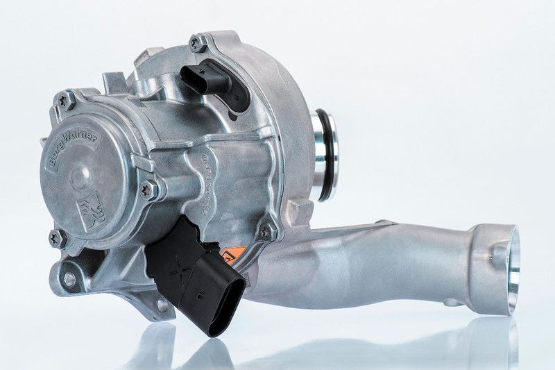 Der elektrisch angetriebene E-Booster von Borg-Warner schafft Ladedruck, wenn der Abgasstrom dafür noch nicht ausreicht. (Borg-Warner)