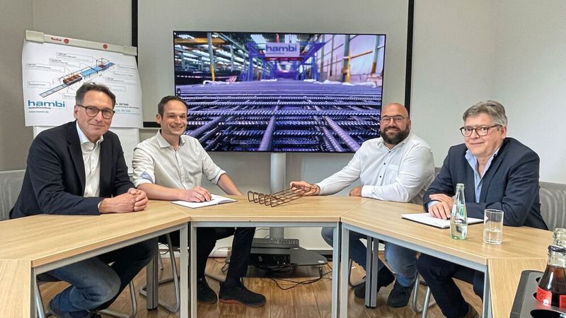 Eine gute Zusammenarbeit war für den Erfolg des Projekts entscheidend. Von links: Jörg Springsguth von Mitsubishi Electric im Gespräch mit Stefan Broeckmann, Stephan Terhoeven und Marc Orgassa. (Bild: Mitsubishi Electric)