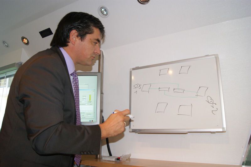 Uwe Kramer, Chef des Unternehmen Kramer & Crew erläutert wie die Virtualisierung mit Hilfe von VMware ESX 4.0 oder Hyper V r.2 und Comvault funktioniert. Bild: Sarah Meier (Archiv: Vogel Business Media)