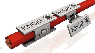 Das nachträgliche Kennzeichenschild KNC/B von Murrplastik ist beidseitig beschriftbar. (Murrplastik)