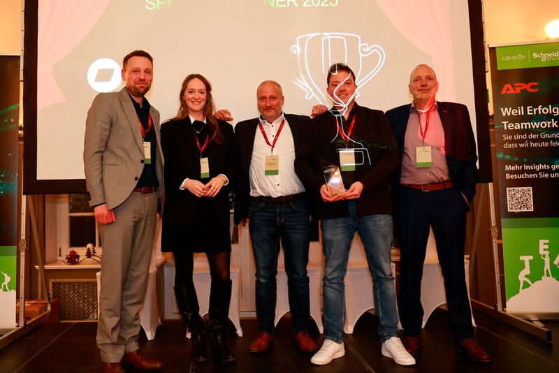 Die Bechtle AG durfte sich über die Auszeichnung Sofware & Digital Service Partner 2025 freuen. (Bild: Schneider Electric)